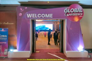 Menggunakan Warna dan Elemen Visual Backdrop yang Kontras