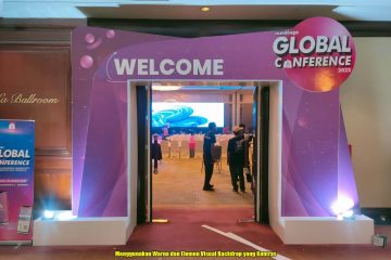 Menggunakan Warna dan Elemen Visual Backdrop yang Kontras